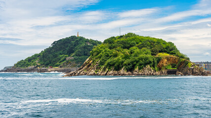Fototapeta premium Santa Clara Island in the center of La Concha Bay in front of the city of San Sebastian, Basque Country.