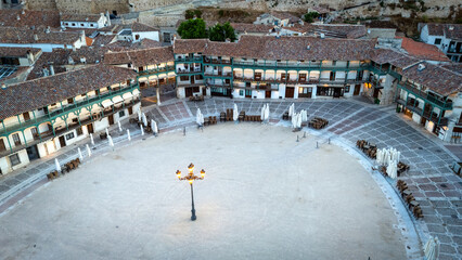 Obraz premium The medieval Plaza Mayor of the town of Chinchon, Madrid, with its typical painted wooden balconies from above