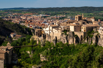 Vista de la ciudad medieval de Cuenca, situada en los acantilados en España.	
