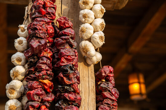 Ristras de ajos y pimientos secos