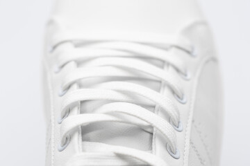 Detalle de los cordones de una zapatilla de deporte, aislado en blanco