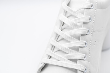 Detalle de los cordones de una zapatilla de deporte, aislado en blanco