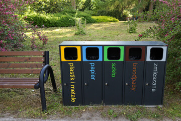 Kolorowe pojemniki do selektywnej selekcji odpadów, ekologia, segregacja śmieci.  © MR. Stanek