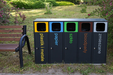 Kolorowe pojemniki do selektywnej selekcji odpadów, ekologia, segregacja śmieci.  © MR. Stanek