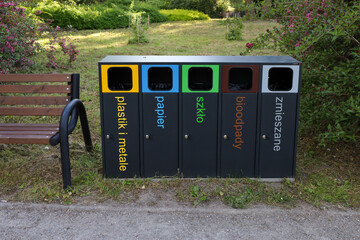 Kolorowe pojemniki do selektywnej selekcji odpadów, ekologia, segregacja śmieci.  © MR. Stanek