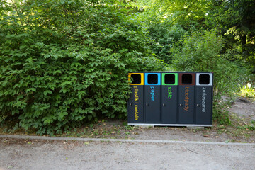 Kolorowe pojemniki do selektywnej selekcji odpadów, ekologia, segregacja śmieci.  © MR. Stanek