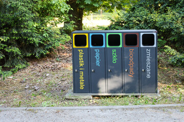 Kolorowe pojemniki do selektywnej selekcji odpadów, ekologia, segregacja śmieci.  © MR. Stanek