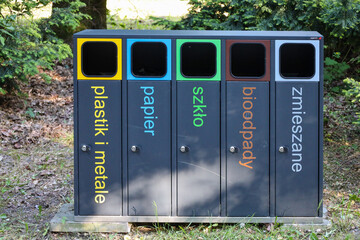 Kolorowe pojemniki do selektywnej selekcji odpadów, ekologia, segregacja śmieci.  © MR. Stanek