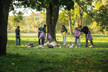 Obraz premium Volunteers collecting garbage in park cleaning day
