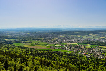 Fototapeta premium Weissenstein, Mittelland, Aare, Fluss, Aareland, Aussichtspunkt, Felder, Landwirtschaft, Wanderweg, Bergbahn, Alpenpanorama, Langendorf, Oberdorf, Solothurn, Frühling, Schweiz