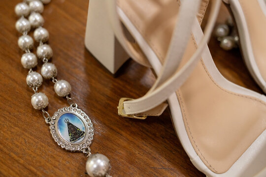Detalhes de joias com perolas elegante e femininas