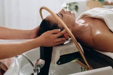 Selbstklebende Fototapeten Spa Scalp treatment spa using circulating shower water system for professional head wash therapy.  © masyastadnikova