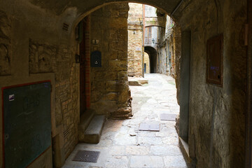 Colle Val d'Elsa &egrave; da secoli la capitale del cristallo, tanto da essere soprannominata la Boemia d'Italia. Sorge sulla parte pi&ugrave; antica di una collina a pochi chilometri da San Gimignano e Monteriggio