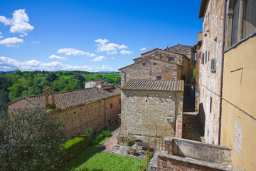 Colle Val d'Elsa &egrave; da secoli la capitale del cristallo, tanto da essere soprannominata la Boemia d'Italia. Sorge sulla parte pi&ugrave; antica di una collina a pochi chilometri da San Gimignano e Monteriggio