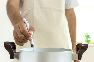 煮物を作るエプロンを付けた男性（顔無し、日本人、30代）