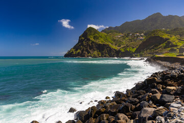 Porto da Cruz, egzotyczny krajobraz morski z wybrzeżem nad Oceanem Atlantyckim na portugalskiej wyspie Madera, podróż po Europie, tło lub tapeta do projektu  © anettastar