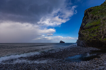 Malowniczy krajobraz wodny z wybrzeżem nad Oceanem Atlantyckim na egzotycznej wyspie Madera, pejzaż morski, tło lub tapeta do projektu © anettastar