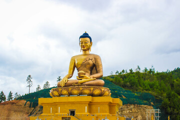 Fototapeta premium Serene Buddha statue symbolizing peace, meditation, and spirituality, reflecting traditional craftsmanship and cultural heritage across Asia.