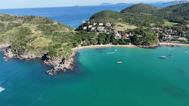 Imagem a&eacute;rea de drone da Praia da Ferradura, em Arma&ccedil;&atilde;o dos B&uacute;zios, Rio de Janeiro, Brasil. Uma enseada de &aacute;guas calmas, cercada por vegeta&ccedil;&atilde;o e casas de alto padr&atilde;o, ideal para turismo e esportes n&aacute;u
