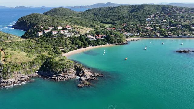 Praia da Ferradura em B&uacute;zios, Brasil &mdash; imagem a&eacute;rea com drone mostrando mar azul, casas de luxo, litoral tropical, vegeta&ccedil;&atilde;o costeira e cen&aacute;rio paradis&iacute;aco do Rio de Janeiro