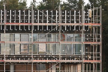 Rusztowanie wokół budowanego budynku  © tomo81