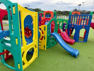 Cores, diversão e infância! Parque infantil vibrante que convida à imaginação e aos jogos ao ar livre.