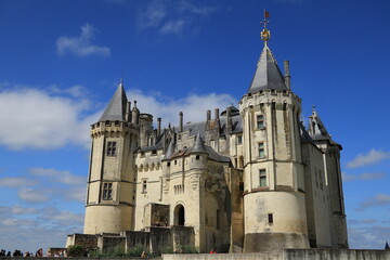 Fototapeta premium Châteaux de la Loire, château de Saumur, célèbre monument historique dans le Maine-et-Loire, avec sa fleur de lys dorée ornant la tour sud-est depuis 2015 (France)