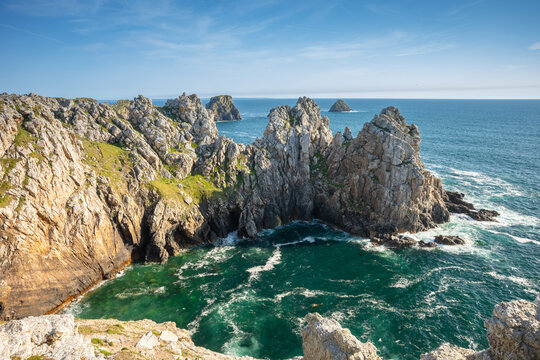 Fototapeta La haute falaise de la Pointe de Pen-Hir sur la Presqu'île de Crozon