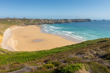 La grande Plage de Pen Hat en marée basse en bretagne