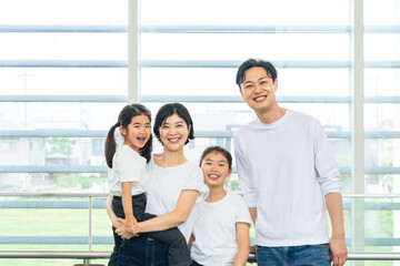 Fototapeta premium 笑顔の家族の集合写真