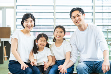 笑顔の家族の集合写真