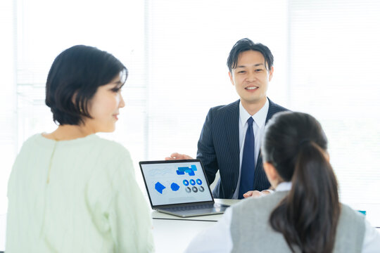親子、面談、面接、三者面談、学習塾、受験、先生、教師、小学生、小学校、データ、偏差値、成績、評価、内申点、笑顔、ミーティング、相談、説明、私立、ママ、母親、男性、女性、日本人、優しい、コピースペース、ノートパソコン、PC、DX、IT、子供、子育て、育児、こども、女の子、女子、入学、個別指導、受付、相談員、教員、コーチング、教える、無料体験、指導、ノウハウ、教育、学習、人物