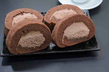 贅沢な生チョコ仕立てのロールケーキ