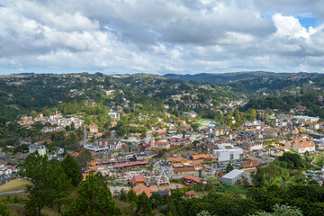 Fototapeta premium Vista panorâmica da Cidade de Campos de Jordão em São Paulo. Festival de inverno. Clima de serra.
