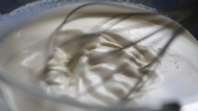 泡立てきで生クリームを泡立てる