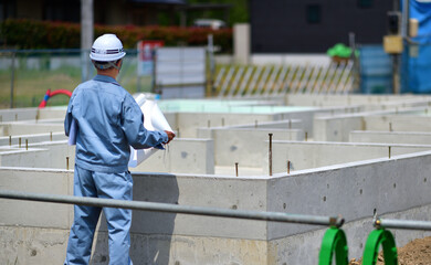 住宅建築の基礎を点検する工事監督