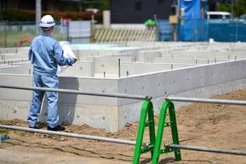 住宅建築の基礎を点検する工事監督
