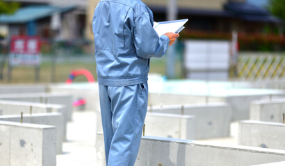 住宅建築の基礎を点検する工事監督