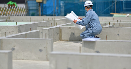 住宅建築の基礎を点検する工事監督