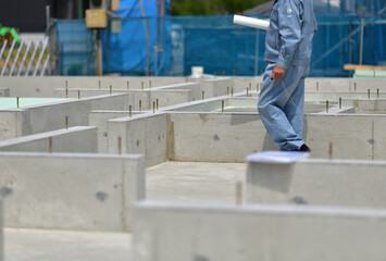 住宅建築の基礎を点検する工事監督