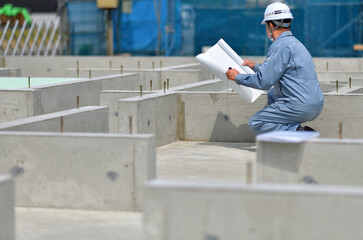 住宅建築の基礎を点検する工事監督