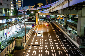 夜の都会の道路のイメージ