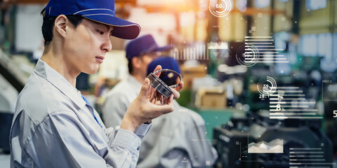 工場で作業する作業員グループとデジタルデータのコンセプト