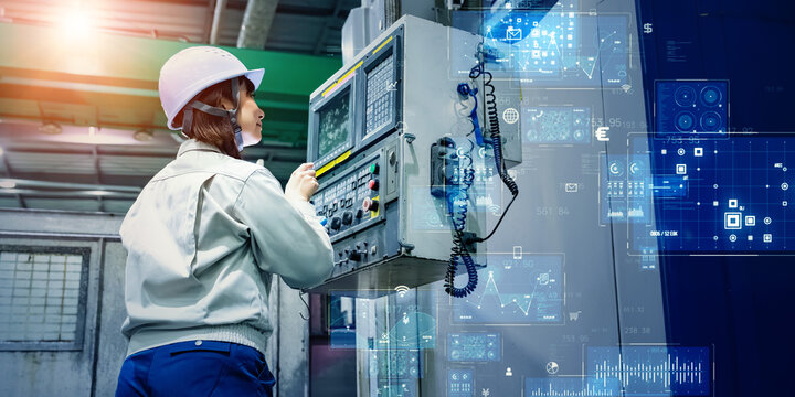 工場でコントロールパネルを操作する作業員とデジタルテクノロジーのコンセプト