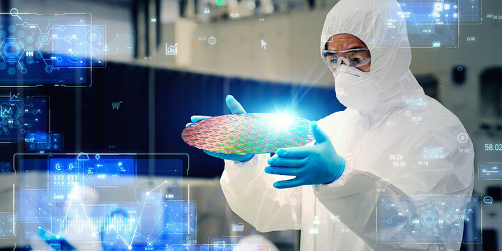 半導体工場でシリコンウエハーを検査する作業員とデジタルテクノロジーのコンセプト