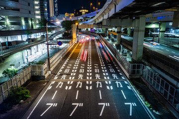 夜の都会の道路のイメージ