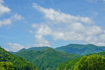 青空の下の緑豊かな山並み