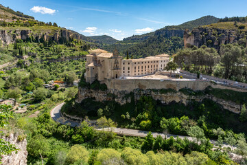 Vista de la ciudad medieval de Cuenca, situada en los acantilados en España.	

