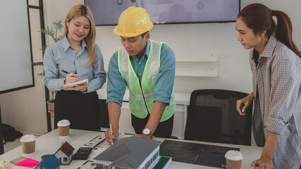 Obraz premium the architect and his team are meeting with the construction supervisor to brainstorm on how to check the structural plans from the blueprints with the house model, engineer, teamwork