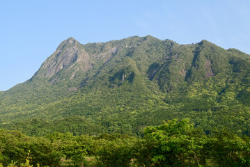 屋久島、原地区から望むモッチョム岳